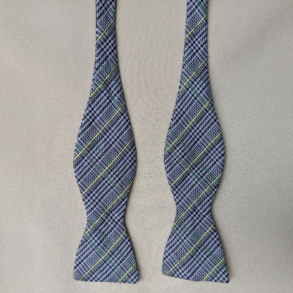 THE TIE BAR Wool Silk Blend Bow Tie  W: 2 5/8"
